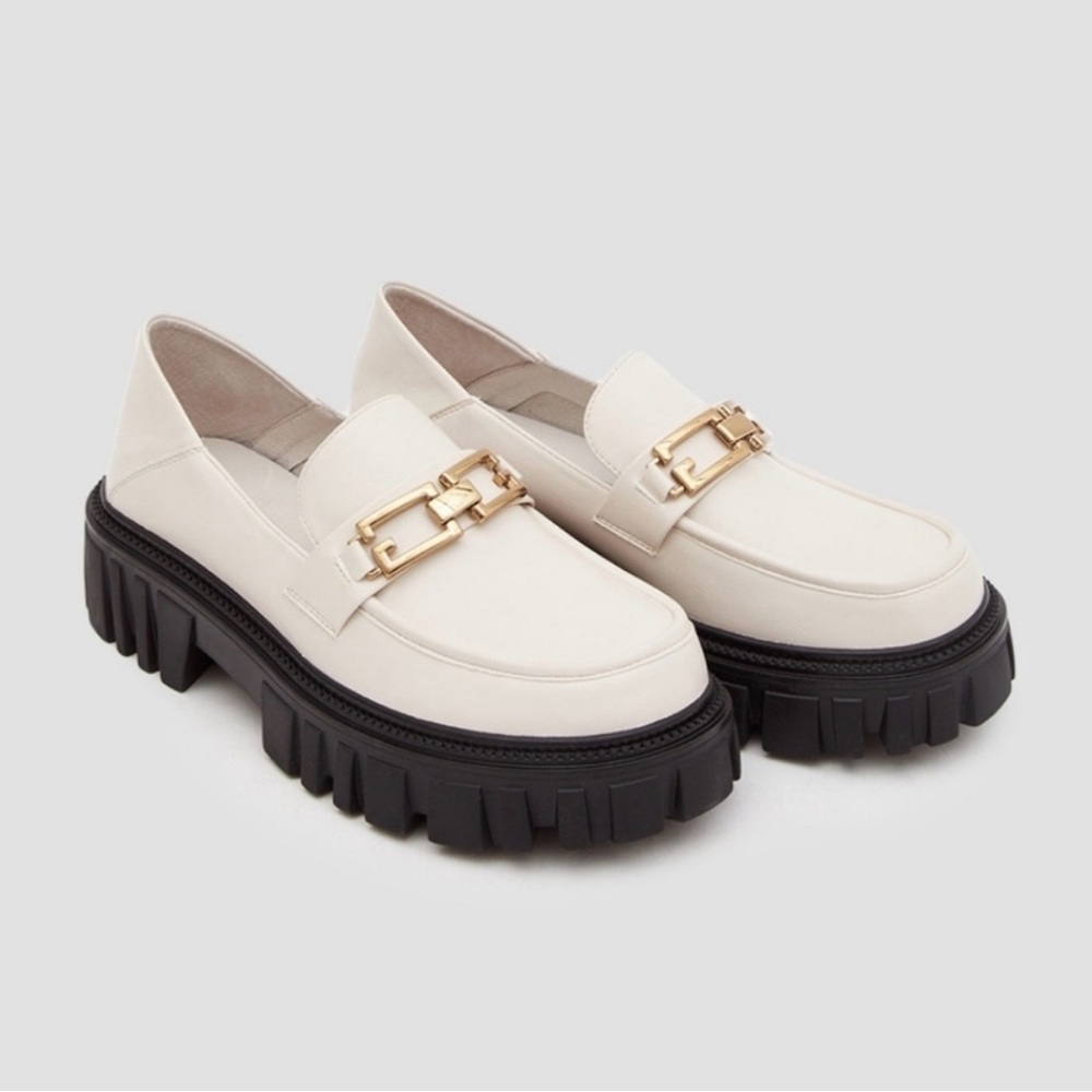 Vegan Leather Chunky Heeled Loafers with Gold Chain (Off-White) - Lattelier
